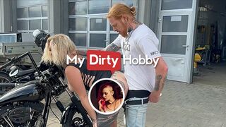 Tätowierte Blondine mit dicken Titten bekommt Spermadusche beim Outdoor Sex