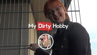 Die rothaarige Iva Sonnenschein genießt den Outdoor Blowjob