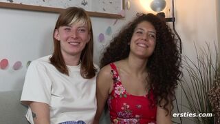 Das Amateur Lesben Paar befriedigt sich mit dem Dildo