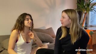 Berlin Girls zeigen sich bei Ersties beim Lesbenfick