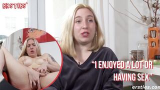 Süße Blondine fingert ihre behaarte Muschi