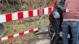 Amateurin Cat-Coxx hat eine Autopanne und schleppt Kevin ab
