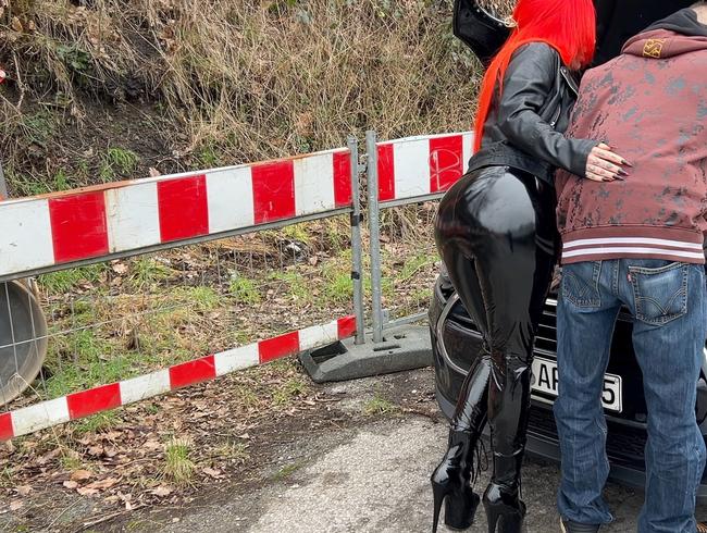 Amateurin Cat-Coxx hat eine Autopanne und schleppt Kevin ab