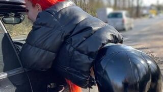 Amateurin Cat-Coxx zeigt ihren geilen Arsch in Leggings an der Bundesstrasse