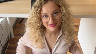 Miley-Summer schleppt den IT Nerd direkt ab
