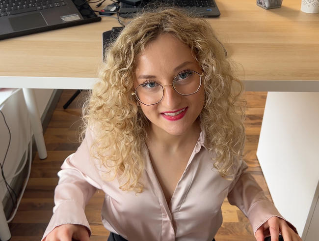 Miley-Summer schleppt den IT Nerd direkt ab