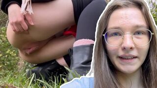 Emmi Hill masturbiert in der Öffentlichkeit und muss auch noch pissen