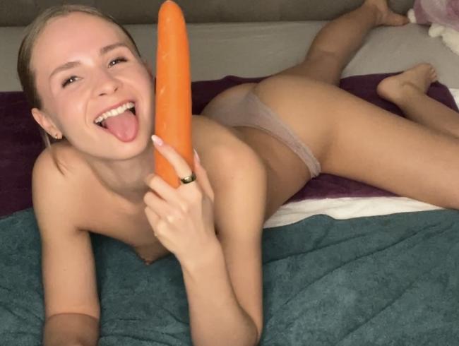 SweetGini: Gini allein Zuhause! Möhren-3Loch-Fick statt Festtagsessen!