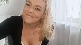 Lilly_33 zeigt zum ersten Mal ihre geile Fickfotze