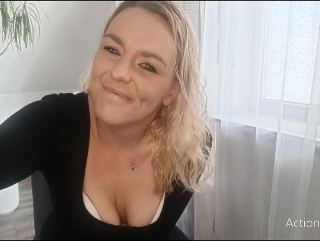 Lilly_33 zeigt zum ersten Mal ihre geile Fickfotze