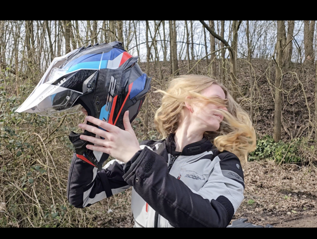 Bikergirl_97 zeigt sich komplett nackt