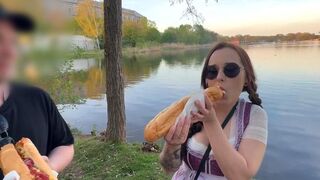 Leni-Luchs wettet gerne um XXL Schwänze oder eben Hot Dogs