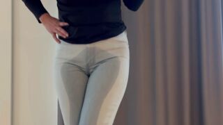 Jeans-Affair pisst im Hotel in ihre Jeans