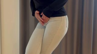 Jeans-Affair pisst im Hotel in ihre Jeans