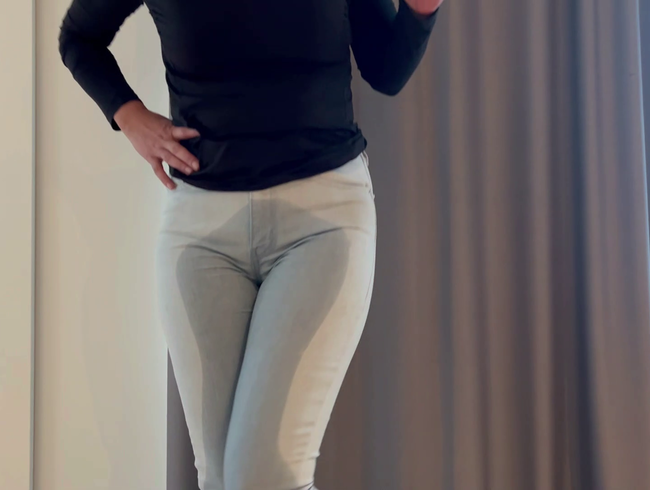 Jeans-Affair pisst im Hotel in ihre Jeans