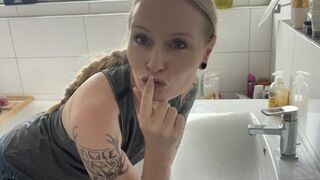 Emma_Wolf lässt für ihren Exfreund die Pisse laufen