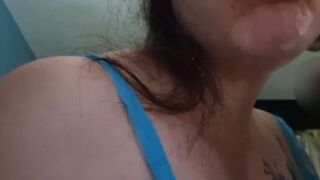 Amateurin Amanda_1990 zeigt ihren ersten Blowjob vor der Cam