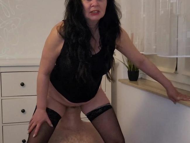 Horny-Wife pisst dich gerne mal an