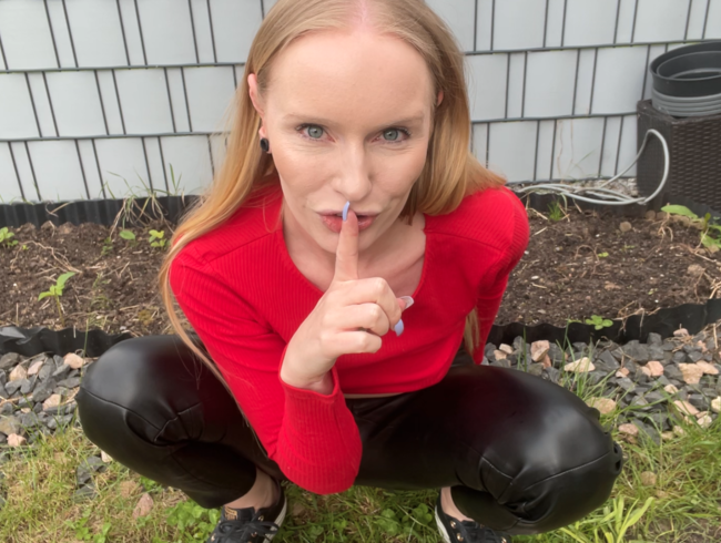 Emma_Wolf pisst in den Garten vom notgeilen Nachbarn