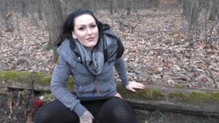 Amateurin Mira-Grey lässt die Pisse einfach im Wald laufen