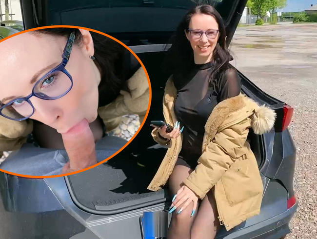 Ronya_Rabe schleppt ihn auf dem Parkplatz direkt ab und will ficken