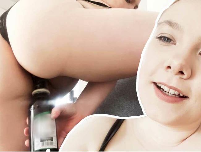 HannaSpark: Passt die Flasche komplett in meine enge Teen Muschi?