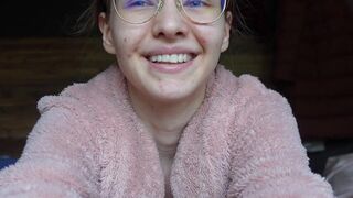 Emmi Hill: Teen Girl mit XXL Schamlippen rasiert sich die Pussy