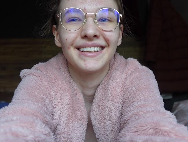 Emmi Hill: Teen Girl mit XXL Schamlippen rasiert sich die Pussy