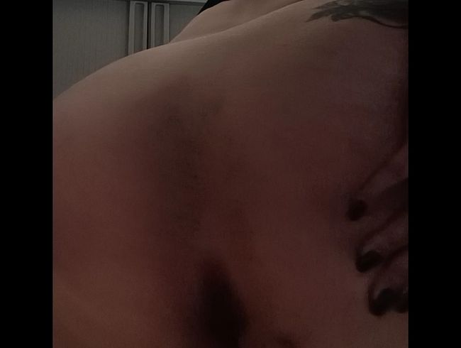 Hot-Silli-152 zieht sich im Büro aus