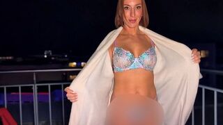 Lieferbote vernascht mich auf einer Dachterrasse in Berlin (Sexy Rachel)