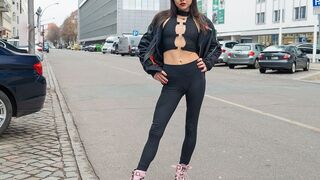 Jenny Stella: Geht das zu weit? In rotem Lack Outfit mitten in Berlin unterwegs