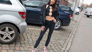 Jenny Stella: Geht das zu weit? In rotem Lack Outfit mitten in Berlin unterwegs
