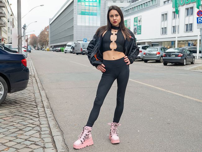Jenny Stella: Geht das zu weit? In rotem Lack Outfit mitten in Berlin unterwegs