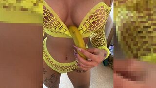 Shorty-Holly fickt sich selbst in der Küche
