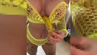 Shorty-Holly fickt sich selbst in der Küche