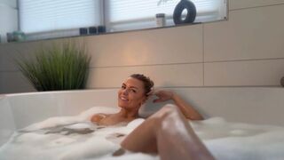 Bibixxx genießt ein heißes Bad