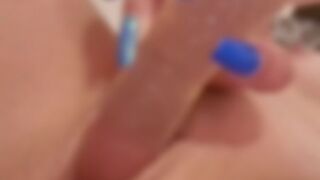 Mrs_23 bumst mit dem gläsernen Dildo