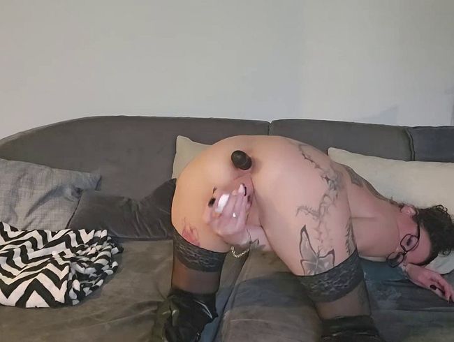 Sydney_Schmid bumst sich mit Vibrator anal