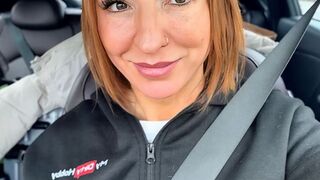 Sexy-Rachel: Es wird feucht im Auto auf der Autobahn