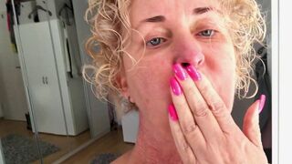 Secret-Jasmin pisst beim aufräumen spontan los