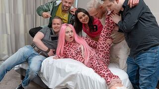 Jenny-Stella erlebt geile Gangbang Orgie mit ihrem Stiefvater