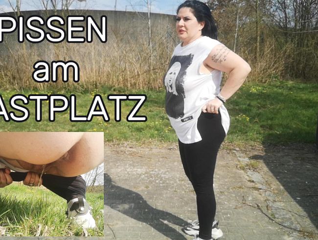 LADY-LENA @ Er quatscht mich beim Pissen auf dem Ratsplatz an