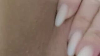 Hungry-Eyes93 fickt sich selbst mit dem Dildo die enge Pussy