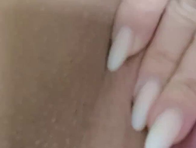 Hungry-Eyes93 fickt sich selbst mit dem Dildo die enge Pussy