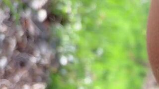 Sexbabes muss im Park spontan pissen