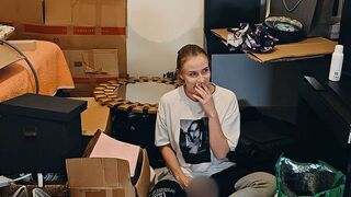 Sirena-Sweet bekommt beim Umzug Hilfe von einem notgeilen Mann