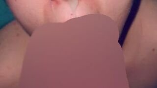 Sexybunny123316 genießt das Sperma im Gesicht