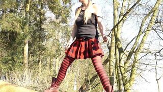 luuhsie pisst im Frühling schön in den Wald