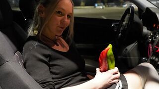 Mia-Mara schiebt sich zwei Spritzpaprika in die Muschi