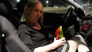 Mia-Mara schiebt sich zwei Spritzpaprika in die Muschi